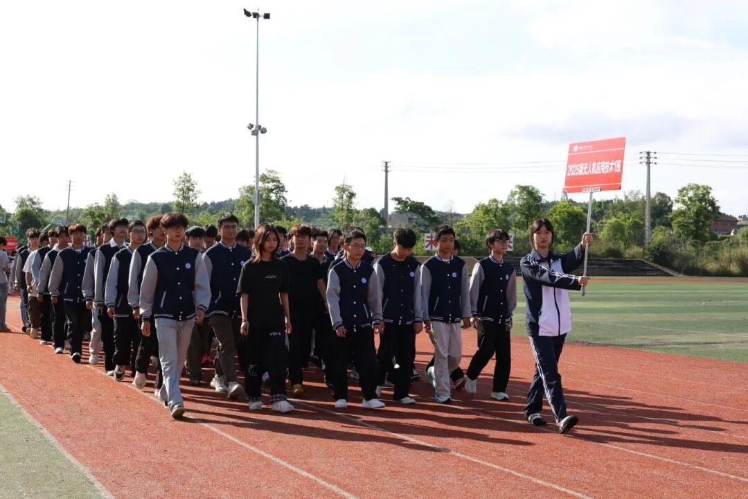 青春逐梦赛场 拼搏绽放光芒丨南充技师学院第三十三届田径运动会隆重开幕